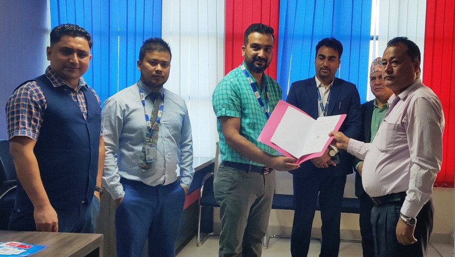 मेगा बैंकको क्यूआर कोड सेवाले धनगढीका रिक्सा चालक हर्षित